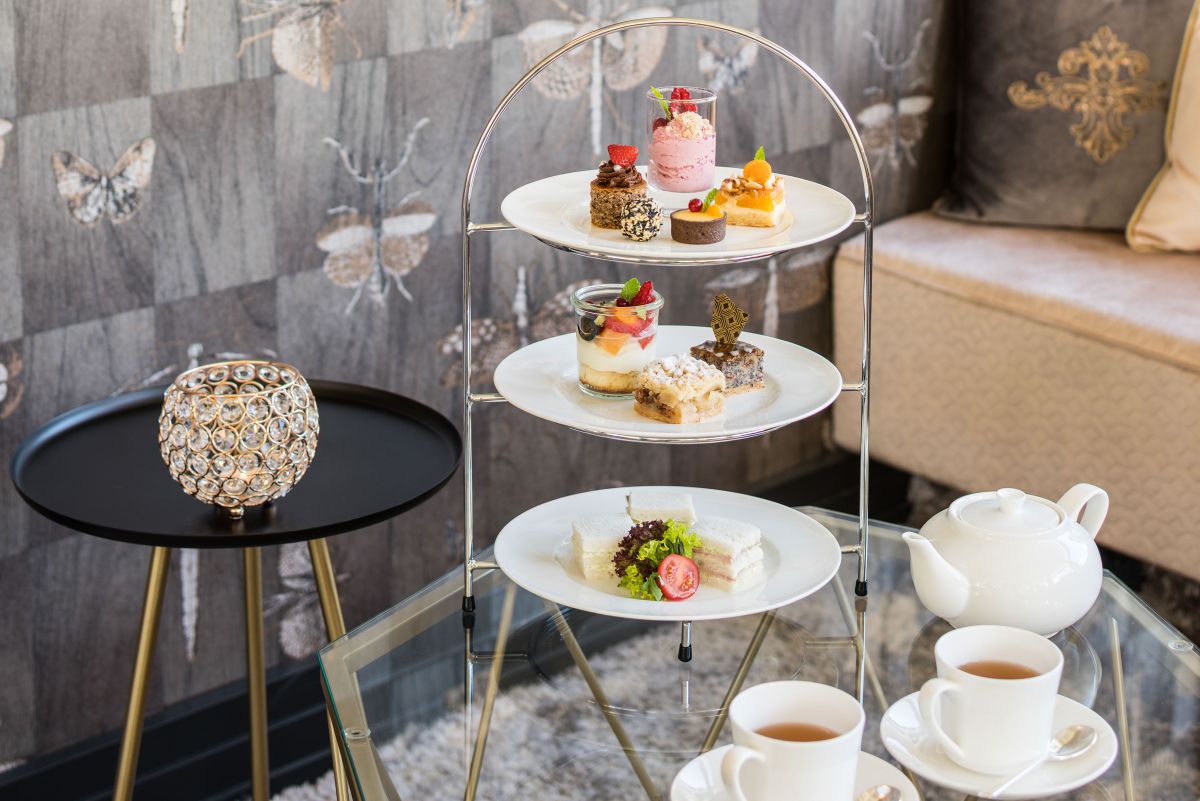 Tea Time Lobby Klein