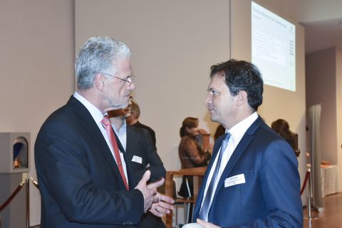 Wolfgang Schmutz (links) mit IHK-Chef Thomas Albiez.